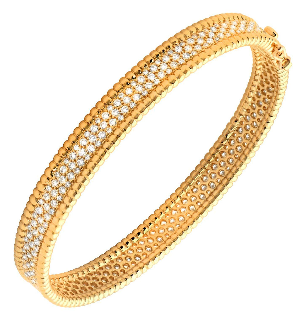 Luxury 18k Yellow Gold Bracelet adorned with 293 diamonds, totaling 3.22 carats, by Vivid Diamonds. A stunning example of elegance, perfect for any occasion.