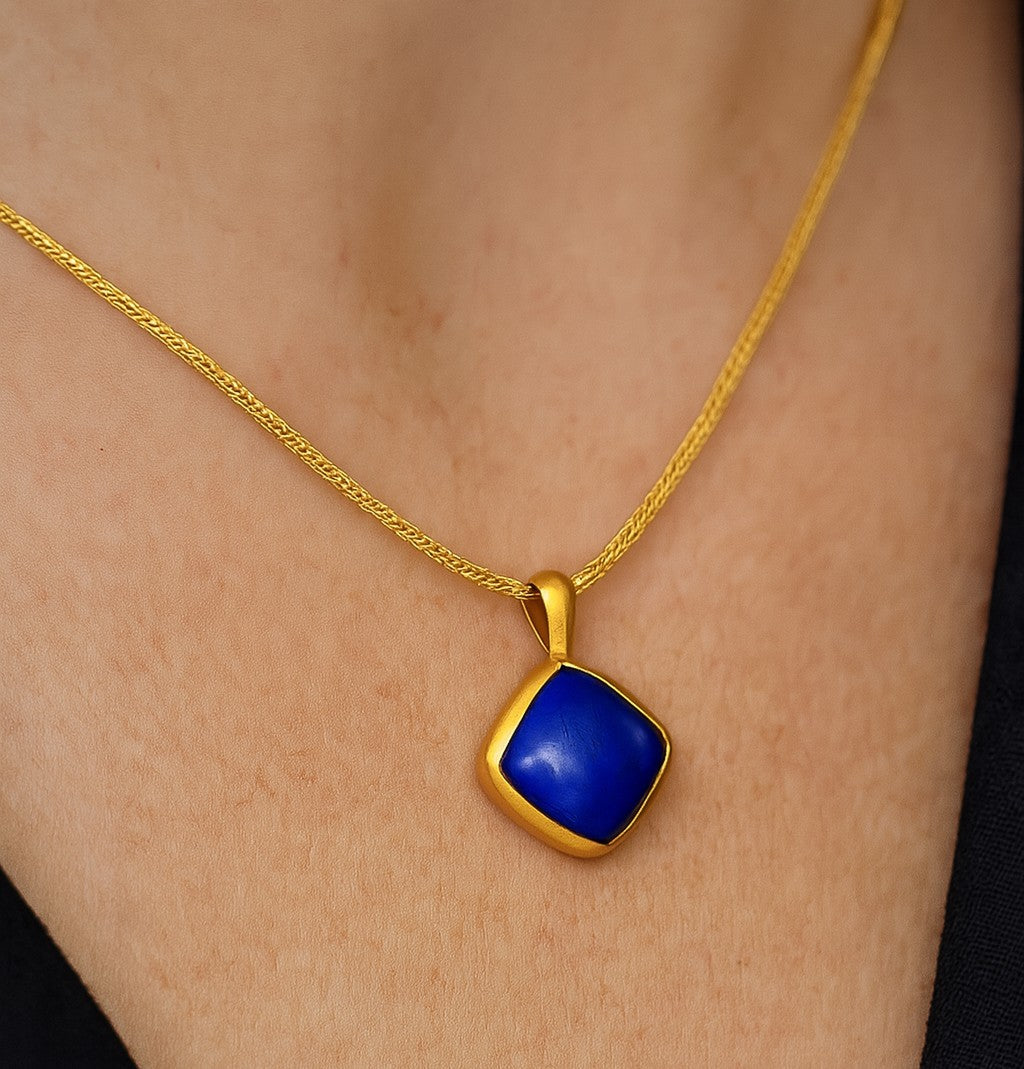 Luxurious 22K Gold Lapis Lazuli Necklace by Vivid Diamonds, featuring a stunning deep blue gemstone pendant, showcasing elegance and sophistication in handcrafted jewelry.